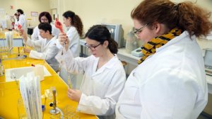 les BTSA GEMEAU de Vienne manipulent en laboratoire, encadrés par les BTSA ANABIOTEC de St Genis Laval (23 janvier 2018). Photo Dominique Dalbin